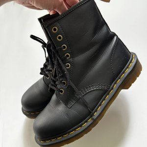 Dr. Martens Vegan 1460 Felix Lace Up Docs Boots Black Vegan Leather 8 Booties